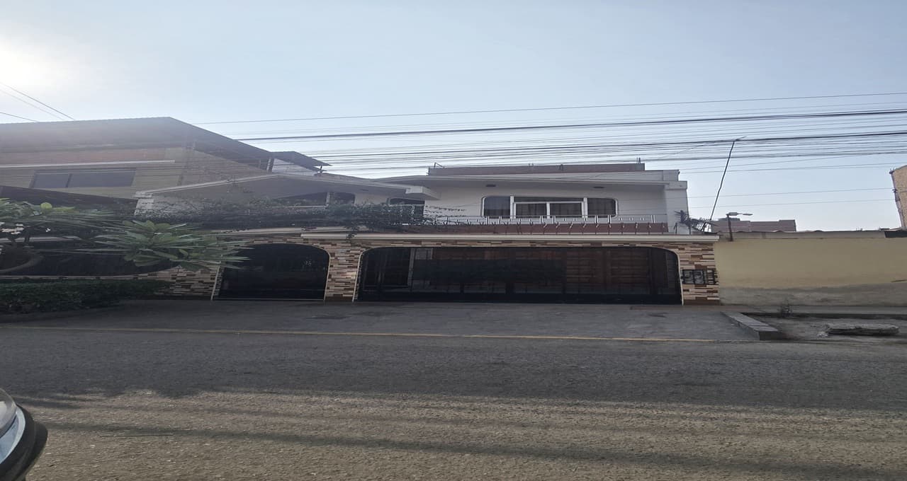 CASA 2 PISOS EN VENTA 160 M2 URB. LOS PORTALES JAV PRADO 2DA ETAPA - A